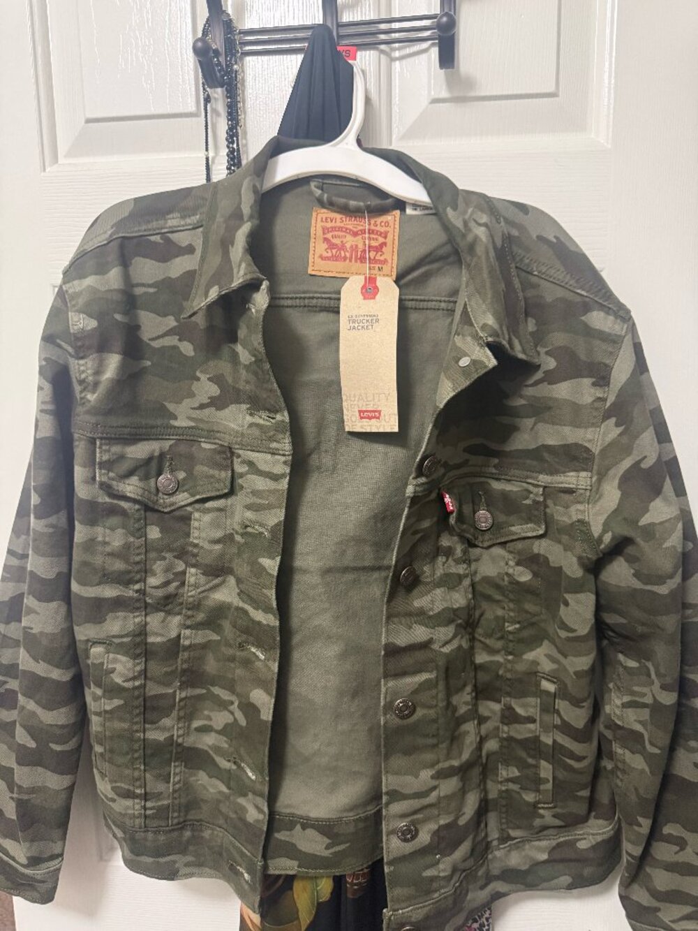 Levi’s Ex-Boyfriend Trucker Jacket Camo Size M NWT